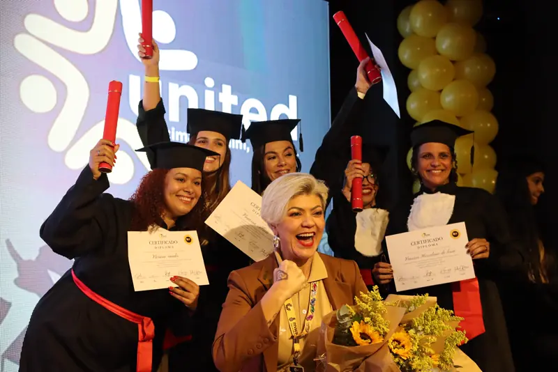 Formandos com os certificados na mão