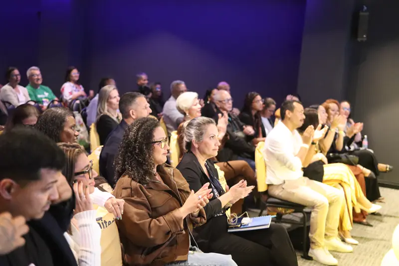 Turma aplaudindo a palestra